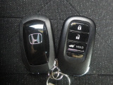 スマートキー付。キーを取り出さなくてもドアロックの施錠・開錠、エンジンの始動が出来ます。雨の日や荷物の多い日にとても便利ですね。