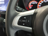 ステアリングスイッチ付き。前方から目を離すことなく操作することが可能です。