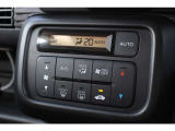 車内を快適な温度に保つフルオート・エアコンディショナーを装備。