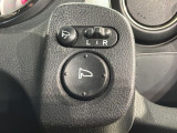 狭い駐車場で便利な電動格納ドアミラーが付いています。