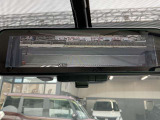 インテリジェントルームミラーが付いております。バックドアについてますカメラと連動して、後方の映像がルームミラーに映ります。