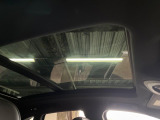 ●サンルーフ:開放感たっぷりの希少装備、サンルーフが装着されています!車内に明かりを取り入れたり景色を楽しむ以外にも、車内の空気も簡単に換気できて快適です!