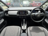 当社の中古車は、フロアマット付きで販売しておりません。中古車という特性上匂いや見栄えなどの状態が左右される為です。純正、社外の新品マットをご検討いただけます。予め得ご了承下さい。