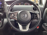 Hondaセンシング搭載ミリ波レーダーと単眼カメラで、クルマの前方の状況を認識。ブレーキやステアリングの制御技術と協調し、安心・快適な運転や事故回避を支援する先のシステムです