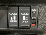 【両側パワースライドドア】両側がパワースライドドアになっており、運転席のスイッチやスマートキーでも開閉が可能です!開口部も広いので乗り降りも楽々♪