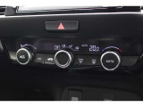 フルオートエアコンを装備。車内の温度設定だけでなくPM2.5にも対応した高性能集塵フィルターも装備しており車内はいつも快適空間♪