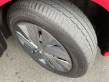 純正ホイールキャップとスチールホイールを装着しています。