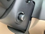【電動ステアリングコラム】シートメモリーと合わせて使用すると複数人運転する場合は、お好きなポジションを記憶する事ができます。細かな調節も可能なため、快適な運転が楽しめます。
