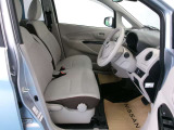 運転席の足元も広く余裕があります シートリフター付きで小柄な方でも高さ調整が可能です