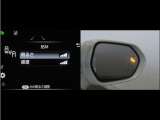 隣車線を走る車両をレーダーで検知し、ドアミラーでは確認しにくい後側方エリアに存在する車両に加え、急接近してくる車両も検知します。車両を検知するとドアミラーに搭載されたLEDインジケーターが点灯します。