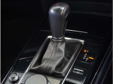 【シフトレバー】シフトもとても操作しやすいデザインになっております。運転する人の事を第一に考えた操作性の高い仕様です。