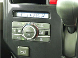 オートエアコンを装備しておりますので、四季を通じて車内を快適な温度に保つことが出来ます!高級感が有りますね!