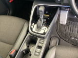 シンプルでとても使いやすいフロアシフトに、パーキングブレーキは電子制御パーキングブレーキです。
