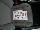 室内外はもちろん、シートを外してニオイの元となるフロアカーペットまで消臭・除菌を実施。中古車を気持ちよくお乗りいただけるクリーニングサービスです。詳細は販売店スタッフまでおたずねください。