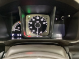 スピードメーターとタコメーターを大きく配した見やすいメーター部になっています。右側のインフォメーション画面でオドメーターや燃費などの情報を確認できます。
