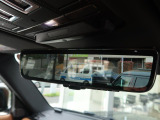 車体に装備したカメラによる後方映像が、ルームミラーに映し出されます。後席に人が座っていても、ラゲッジスペースに荷物を満載していても、車両後方の様子をはっきりと確認できます。