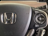 ハンドルにHondaセンシング系のクルーズコントロールやレーンキープアシストなどのスイッチが装備されています。ハンドルから手を離さず安全に操作できます。