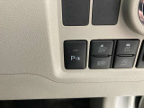 家族でクルマを運転する場合、擦ったりしないか心配ですね。コーナーセンサーも付いてますので、障害物が近づいたら、音で知らせてくれます。