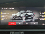 新型AlfaDNAドライブモードシステムの採用により、クルマの反応を自在に変化させ、ドライビングスタイルや走行状況に応じて、走りをカスタマイズ可能です。