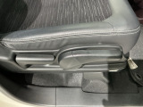 シートハイトアジャスターが付いているので運転姿勢を調整するのに便利ですね。身長に合ったシートポジションは安全運転や疲労軽減にもつながります。