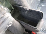 運転席と助手席の間には小物入れが付いてます