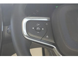 左側のステアリングスイッチは、ワンタッチでアダプティブクルーズコントロールのセットが可能です。