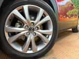 【純正18インチアルミホイール】外観にマッチした純正アルミホイールを装着しております。各種社外アルミホイールや、スタッドレスタイヤも取扱いしております。是非ご相談ください♪