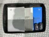 スマートキーは鍵をバッグに入れたままでもドアロックの開閉やエンジンのON・OFFができます。夜間や雨の日も鍵を探さなくて良いので便利です。