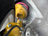 【ビルシュタイン製ダンパー】高速走行時の車両安定性を向上させてくれる人気の装備。街乗りの乗り心地も犠牲にせず、スポーティな走行をお楽しみいただけます♪