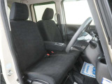運転席のスペースはゆったりしていて、視界も広く確保されているので普段の運転からロングドライブまで快適です。