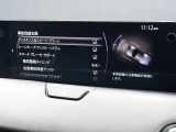 こちらのお車には先進安全装備が多数搭載されています。衝突被害を回避あるいは軽減するためのブレーキや、後方死角からの接近警報、車線逸脱を防止する警報装置など、詳しくはスタッフまでお尋ねください。