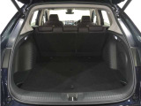 ◆アダプティブクルーズコントロール◆予め設定した車速内でクルマが自動的に加減速。前走車との適切な車間距離を維持しながら追従走行します。【LKAS】車線維持支援システムでステアリング操作を支援。