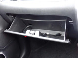 収納たっぷりグローブボックス。