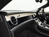 ベントレーは全てオーダーでの発注となっておりますので同じ車種でもステッチやベニヤ部分でまったく違う表情を感じることができます。