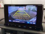 リバースギアに入れるだけで後方の表示へ切り替わります。夜間や雨の日の駐車も楽になりますよ。