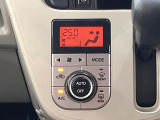 【オートエアコン】一度お好みの温度に設定すれば、車内の温度を検知し風量や温度を自動で調整。暑い&hellip;寒い&hellip;と何度もスイッチ操作をする必要はありません。快適な車内空間には必須の機能ですね♪