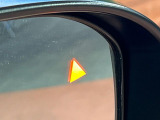 【ブラインドスポットワーニング】走行中、ドアミラーの死角になりやすい箇所に後続車が接近するとサイドミラー付近に警告を表示、ドライバーに注意喚起をしてくれます。