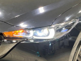 【LEDヘッドライト】悪天候や夜間走行時も良好な視界を確保し安心して運転できる高輝度LEDヘッドライトを装備!点灯速度が早く、消費電力も抑えられています。
