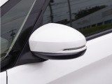 【ドアミラーウインカー】ドアミラーにウインカーを装備しています。対向車に自身の進行方向を合図し安全に運転できます。