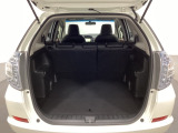 ラゲッジも広く使いやすいトランクは、開口部も広く荷物の積み下ろしもしやすいお車となっております。リアシートの背もたれは6:4の割合で分割して可倒できるので、長いお荷物などを載せることもできます。