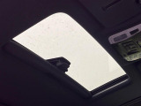 【サンルーフ】開放感たっぷりの希少装備、サンルーフが装着されています!車内に明かりを取り入れたり景色を楽しむ以外にも、車内の空気も簡単に換気できて快適です!