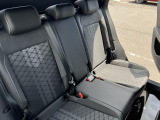 長時間運転でも疲れにくい設計の高品質シートを採用。姿勢が自然に決まり、街乗りから高速道路まで快適なドライブをサポートします。
