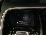置くだけで充電できるワイヤレス充電器付き。
