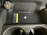 センターコンソールにはワイヤレス充電器を装備してます。Qi(チー)規格対応のスマートフォンなどを置くだけでワイヤレスで充電可能です。またスマートフォンの充電可能なUSB端子なども別途装備しています。