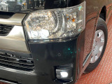 【LEDヘッドライト】悪天候や夜間走行時も良好な視界を確保し安心して運転できる高輝度LEDヘッドライトを装備!点灯速度が早く、消費電力も抑えられています。