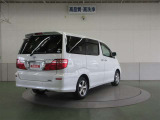 リヤサスペンションは、高級車の後席の大切なゲストのために、ナンバー位置のトヨタ認定中古車の文字は、高品質ユーカーの証です。