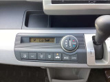 【フルオートエアコン】暑い季節に車内を冷やすだけでなく、除湿機能によりガラスのくもり防止にもなります!温度を設定すればあとはエアコンにお任せです