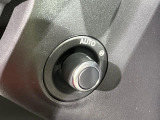 電動調整ステアリングコラム『このレバーを使うことでハンドルの位置を前後上下に調整できます。更にシートメモリーと同時にハンドルの位置も記憶するので、大変便利な機能です。』