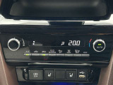 オートエアコンで車内快適♪ご希望の温度に設定すれば風向きや風量を自動で調整してくれますよ!