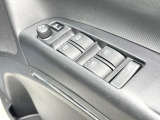 【電動格納ミラー】サイドミラーは電動格納式となっており、狭い駐車場でもキズがつくリスクを抑えられます。